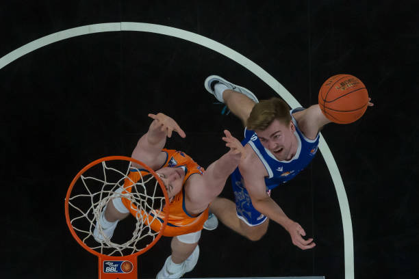 她从一个默 她从一个默